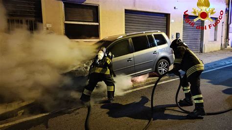 Attentato Incendiario Nella Notte A Oliena In Fiamme Un Auto In Viale