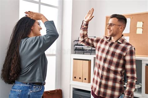 Hombres Y Mujeres Trabajadores De Negocios De Alto Nivel Cinco Con Las