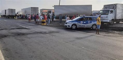 Caminhoneiros ateiam fogo em pneus e mantêm rodovia bloqueada em Feira