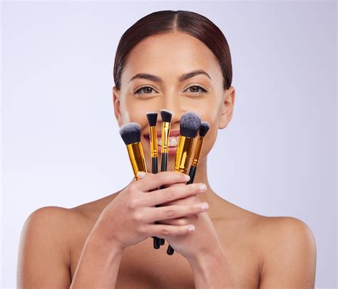 Sonrisa De Maquillaje O Retrato De Mujer Con Pinceles En Estudio Con