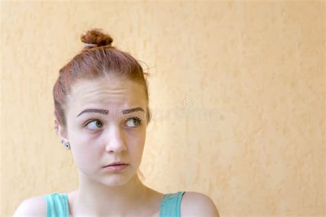 Menina Vermelha Atrativa Do Cabelo Foto De Stock Imagem De Vermelho