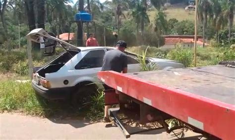 Adolescente fica ferido gravemente após capotar carro em Bragança