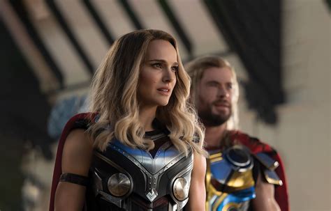 Thor Amor E Trov O Jane Foster Ergue O Mjolnir Em Nova Imagem