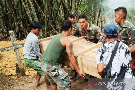 Prajurit TNI Bantu Pemakaman Warga Perbatasan Indonesia Malaysia