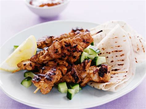 Chicken Tikka skewers with flatbread Recipe | EatSmarter