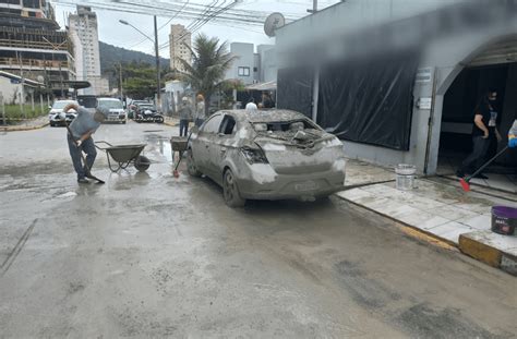 Carro Estacionado Atingido Por Cimento De Obra Em Itapema Portal