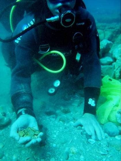 Buzos Descubren Dos Mil Monedas De Oro Antiguas En El Fondo Del Mar