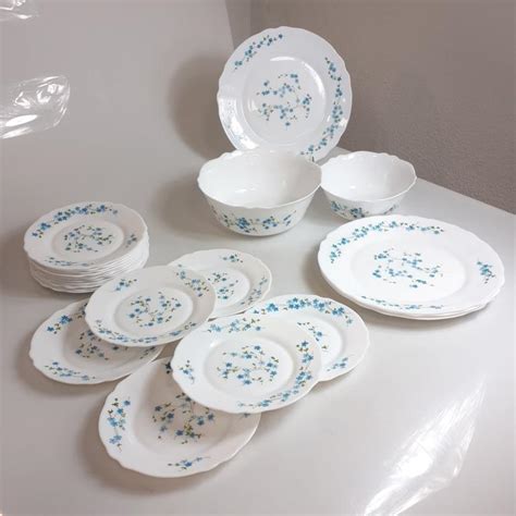 Service d assiettes plats en ARCOPAL à Myosotis Vintage Label Emmaüs