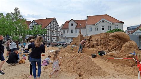 Burgdorf Sandskulpturen locken Groß und Klein auf den Spittaplatz