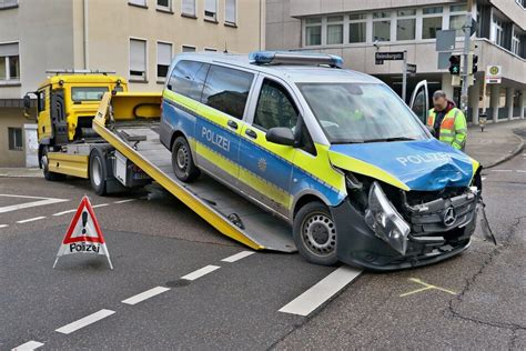 Stuttgart Schwerer Unfall Mit Streifenwagen Fordert Mehrere Verletzte