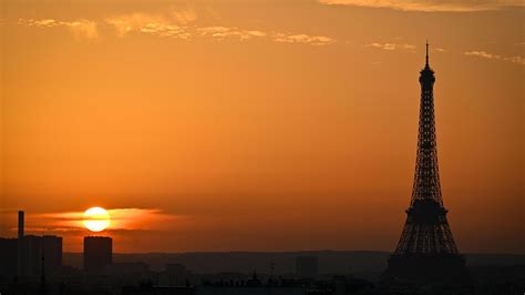 Friuli Azienda Pubblica Una Foto Della Tour Eiffel Sulla Propria