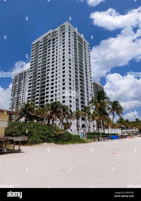 The people resting at South Beach Miami Florida Stock Photo - Alamy