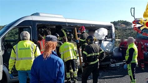 Civitavecchia Roma Tir Travolge Pulmino Pieno Di Turisti Sull A12