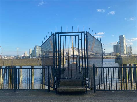 this gate in London : r/HostileArchitecture