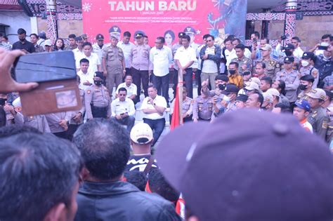 Temui Pendemo Dingin Bupati Eddy Berutu Ajak Diskusi Dan Duduk Sama