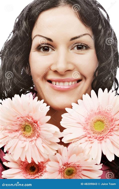 Cara Atractiva De La Mujer Joven Con Las Flores Imagen De Archivo