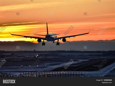 Airplane Landing Image & Photo (Free Trial) | Bigstock