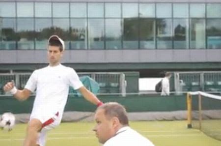 VIDEO Novak Djokovic îşi arată calităţile de fotbalist la antrenament