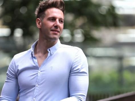 Sunt frate fiu prieten și sunt gay Adevărata provocare e să vorbești Are de ani și a