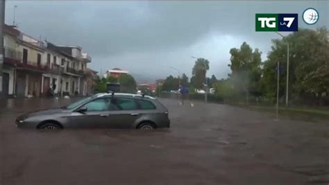 Maltempo In Toscana Strade Come Fiumi Macchine Trascinate E Stazioni