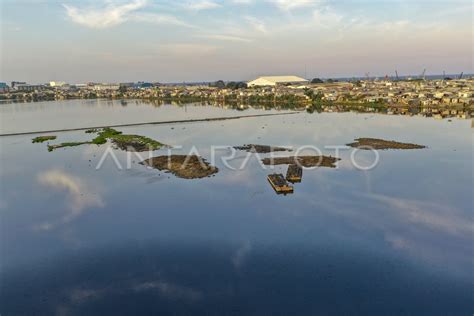 Debit Air Di Waduk Pluit Alami Penyusutan Antara Foto