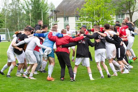 Fu Ball Landesklasse Thalheimer Stadion Bildet Kulisse F R Zwickauer