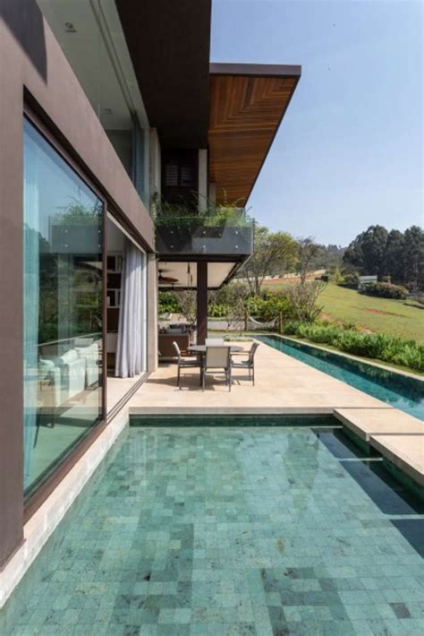 Terreno em aclive, cria mirantes para a natureza nesta casa de 850 m²