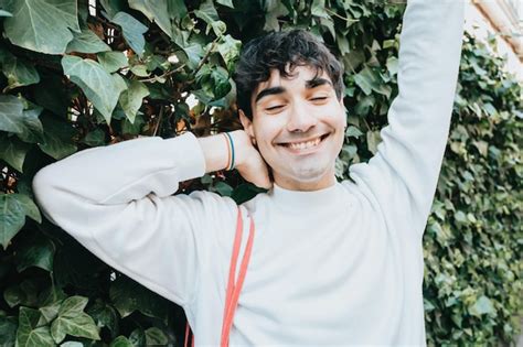 Jovem Gay Uma Lgbt Ruim Sorrindo E Tendo Um Bom Dia Sobre Um Fundo Floral Retrato De Imagem