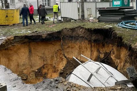 Do Nowego Zapadliska W Trzebini Wpad Sprz T Do Zasypywania Zapadlisk