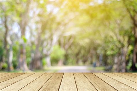 Leerer Tisch Perspektive Holz über Unschärfe Baum mit Bokeh