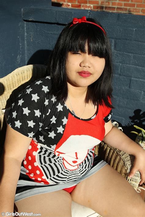 Chubby Amateur Masturbating Her Horny Hairy Pussy With A Glass Dildo CoedCherry