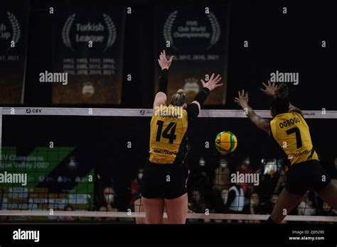 Michelle Bartsch Hackley Und Chiaka Ogbogu Von Der Vakifbank Im Einsatz