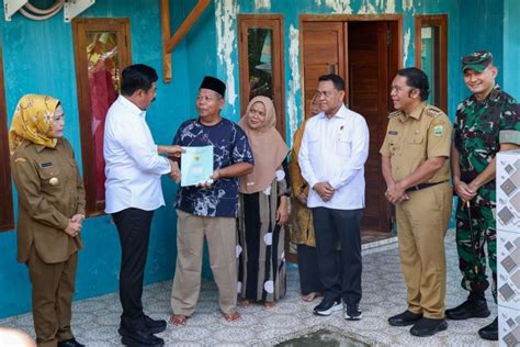 Menteri ATR BPN Serahkan Sertifikat PTSL Ke Rumah Warga Di Serang