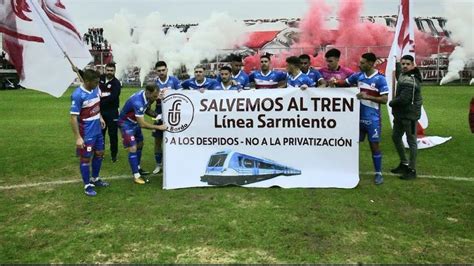 El Deportivo Morón desplegó una bandera a favor del Tren Sarmiento