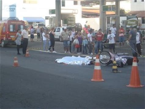 G1 Motociclista morre no Centro de Piracicaba após bater em carreta