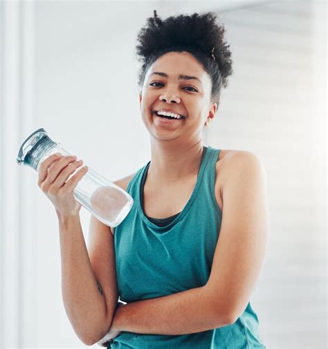 Retrato Fitness E Gua Uma Mulher Negra Esportiva Se Mantendo