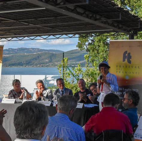 Il Lago Risorge Coi Tramonti Arte Cultura E Street Food Quando A Riva