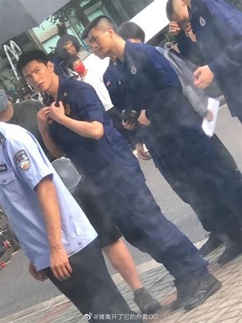 杨洋我的人间烟火新路透 蓝色制服造型干练十足 新浪图片