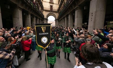 Miles De Personas Asisten Al Primer Desfile De San Patricio En España