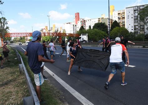 Villa Lugano Vecinos Sin Luz Cortaron La Autopista Dellepiane Y Hubo