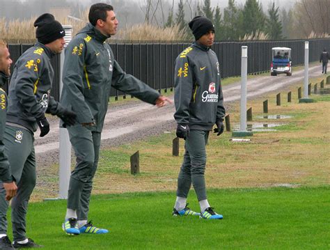 Seleção treina em gramado anexo para poupar campo após chuvas