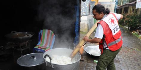 Dapur Umum Sediakan Porsi Makanan Untuk Pengungsi Gunung Semeru