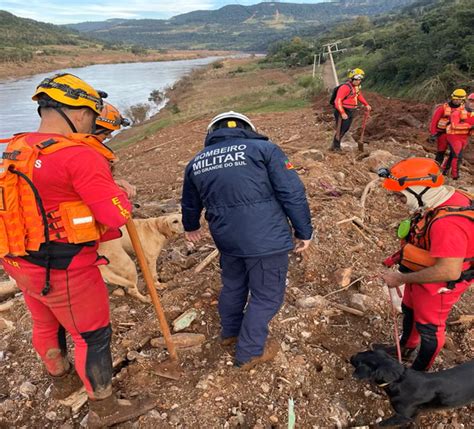 Bombeiros de MT realizam operação para resgatar seis pessoas da mesma