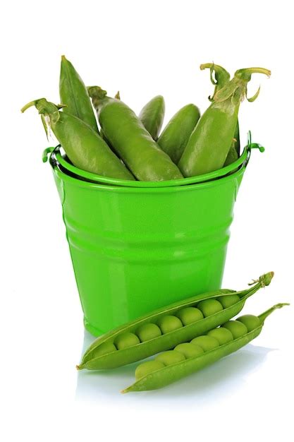 Guisantes Verdes Dulces En Balde Aislado En Blanco Foto Premium