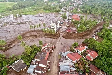 Banjir Bandang Dan Longsor Yang Disebabkan Hujan Lebat Hingga Memakan