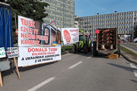 Protest rolników w Kielcach Przyjechali z obornikiem pod urząd