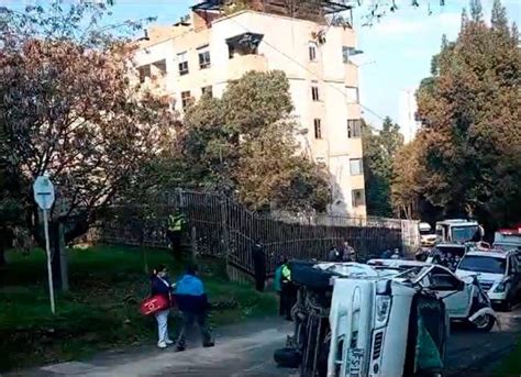 Qué ocasionó el accidente entre una camioneta oficial y una ruta