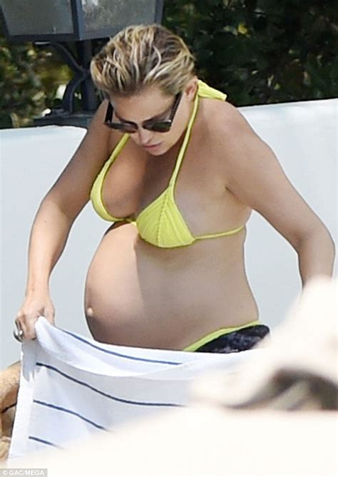 Kate Hudson Has Pregnancy Glow In Neon Yellow Bikini For Spa Retreat Daily Mail Online