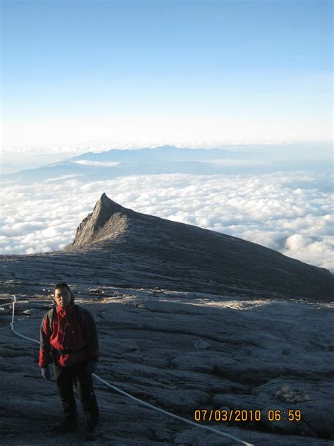 Mendaki Gunung Kinabalu Tak Mudah dan Tak Murah | District One