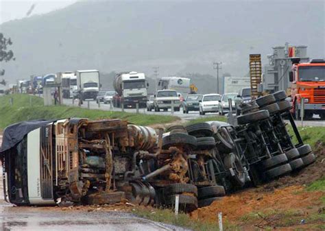 G1 Brasil NotÍcias Motorista Morre Em Acidente Entre Dois